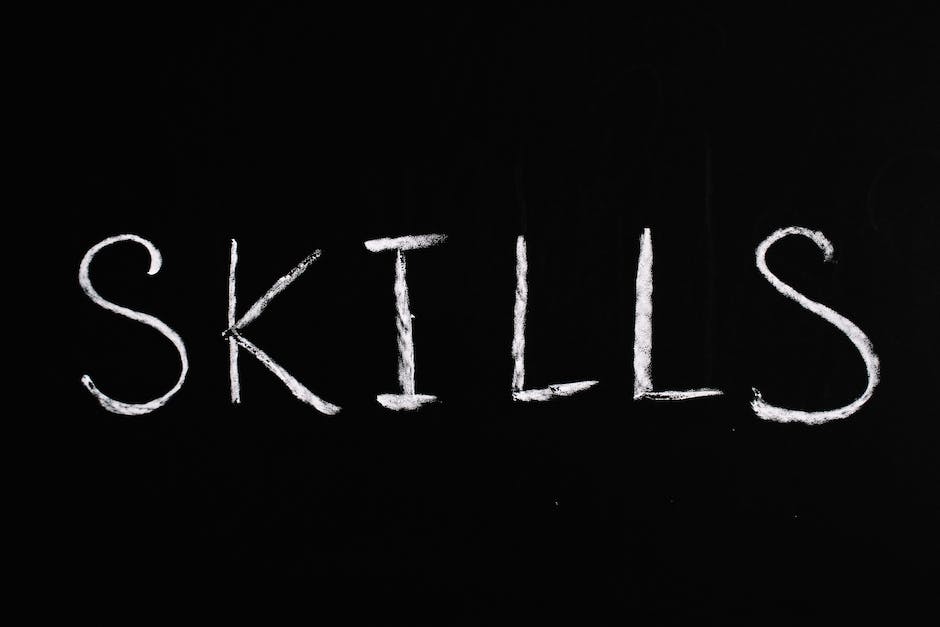 Image depicting various skills and characteristics of a case manager, such as communication, advocacy, attention to detail, empathy, and problem-solving.